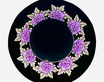 Cappello floscio con corona di fiori viola