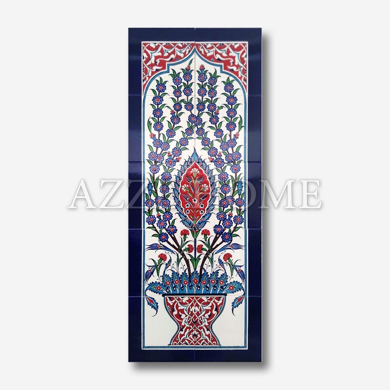 Pode incluir: Um azulejo de cer&acirc;mica branco com uma borda azul e um desenho floral em tons de azul, vermelho e verde. O desenho apresenta um vaso com um arranjo floral estilizado.