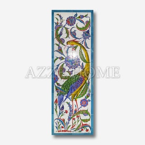 Pode incluir: Um azulejo de cer&acirc;mica colorido com um desenho pintado &agrave; m&atilde;o de um p&aacute;ssaro com detalhes azuis, verdes, amarelos e vermelhos. O p&aacute;ssaro &eacute; rodeado por padr&otilde;es florais em um esquema de cores semelhante.