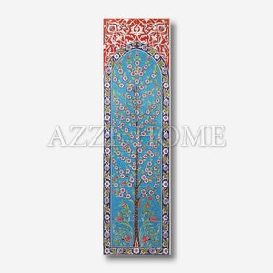 Pode incluir: Um azulejo de cer&acirc;mica azul e branco com um design floral. O azulejo apresenta uma &aacute;rvore estilizada com flores brancas e folhas vermelhas. A &aacute;rvore &eacute; cercada por uma borda de desenhos florais azuis e brancos. O azulejo &eacute; emoldurado por uma borda vermelha e branca.