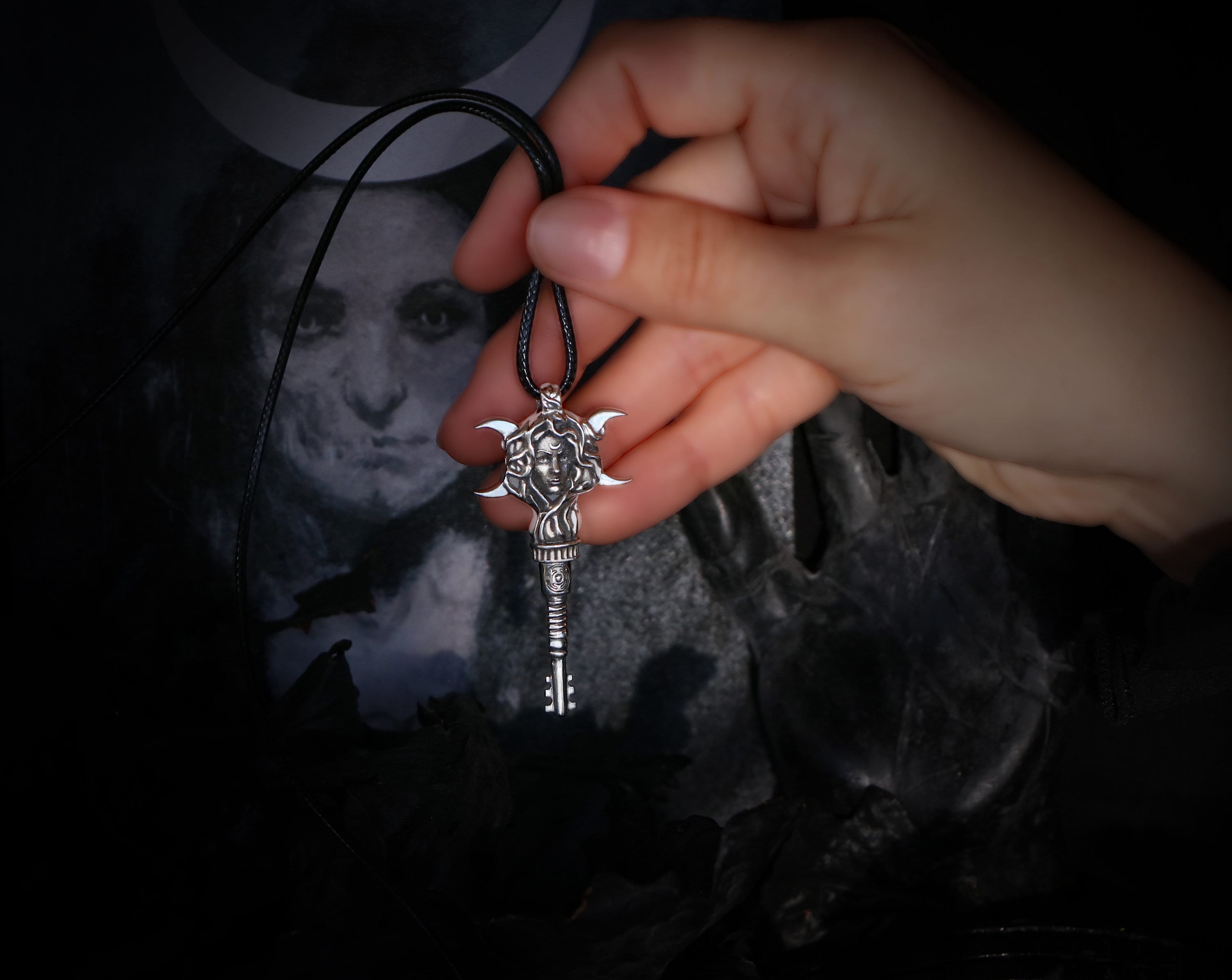 Hekate Halskette Mit Schlüssel-Anhänger - Magisch & Stylisch