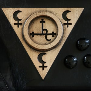 LILITH WOODEN Świecznik z jesionu z pieczęcią Lilith do domowego ołtarza lub dekoracji