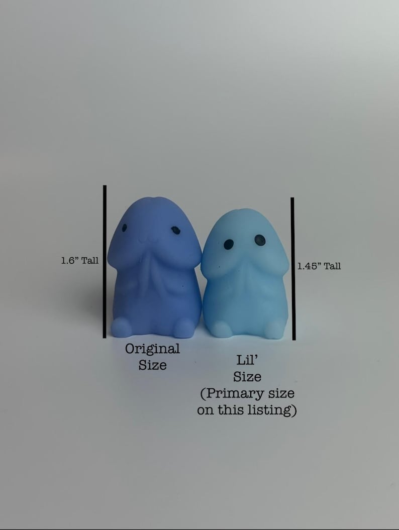 Puede incluir: Dos peque&ntilde;as y caprichosas figuras con forma f&aacute;lica. Una es de color azul claro y la otra es de un azul m&aacute;s oscuro. La figura azul oscuro mide 4,06 cm de alto y la figura azul claro mide 3,68 cm de alto. El texto indica los tama&ntilde;os "Original Size" y "Lil' Size".