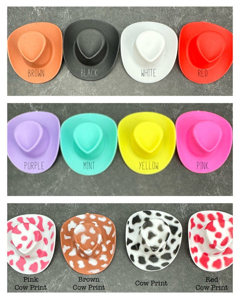 Puede incluir: Una colecci&oacute;n de sombreros de vaquero en miniatura en varios colores y patrones. Los sombreros incluyen colores lisos como marr&oacute;n, negro, blanco, rojo, morado, menta, amarillo y rosa. Tambi&eacute;n hay sombreros con dise&ntilde;os de estampado de vaca rosa, marr&oacute;n, negro y rojo. Cada sombrero tiene la etiqueta de su color o patr&oacute;n.