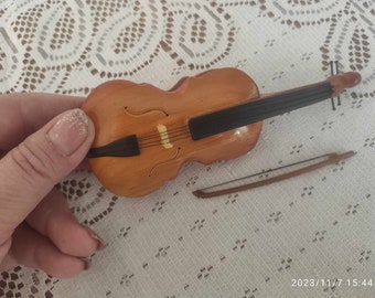 Violín vintage de madera en miniatura pintado a mano: regalo para músicos