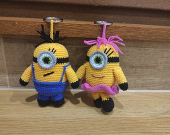 Brelok do kluczy z Minionkiem na szydełku: ręcznie robiona miękka lalka amigurumi