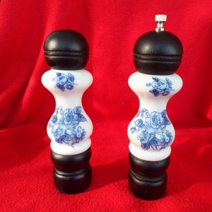 Conjunto de saleiro e pimenteiro de porcelana floral vintage - decoração de cozinha dos anos 70