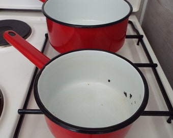 Vintage rood geëmailleerde pannenset: keukenpannen uit het midden van de eeuw