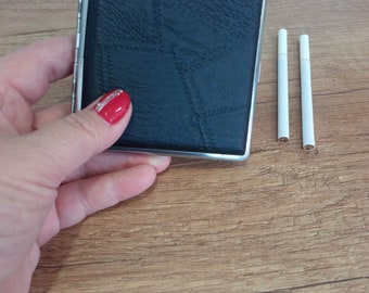 Étui à cigarettes portable en métal pour 20 cigarettes recouvert de cuir artificiel, boîte de rangement de cigarettes à ouverture rabattable, support pour documents. Cadeau