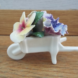 Bone China Tre Fiori figura in miniatura Fatta a mano da Aristocrat Bone China in Inghilterra, figura di porcellana
