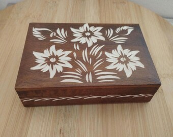 Vintage Wooden Jewelry Box: Engraved Floral Lid