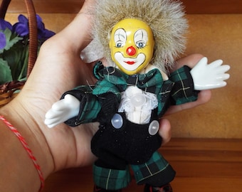 Vintage porseleinen clownpop: handgeschilderd harlekijnverzamelobject (6,3 inch)
