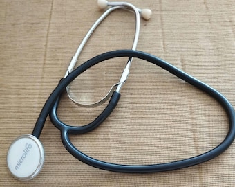 Estetoscopio antiguo. Herramienta médica antigua. Estetoscopio clásico hecho en Japón.