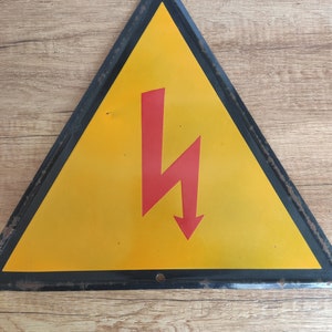 Antiguo letrero de esmalte. Precaución Atención Alto voltaje. Signo de esmalte triangular. Letrero esmaltado años 70. Decoración industrial. Letrero esmaltado de metal vintage