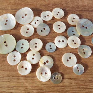 27 vintage mother of pearl buttons, shell buttons, diferent size round shell buttons, natural buttons, cream buttons, sewing buttons