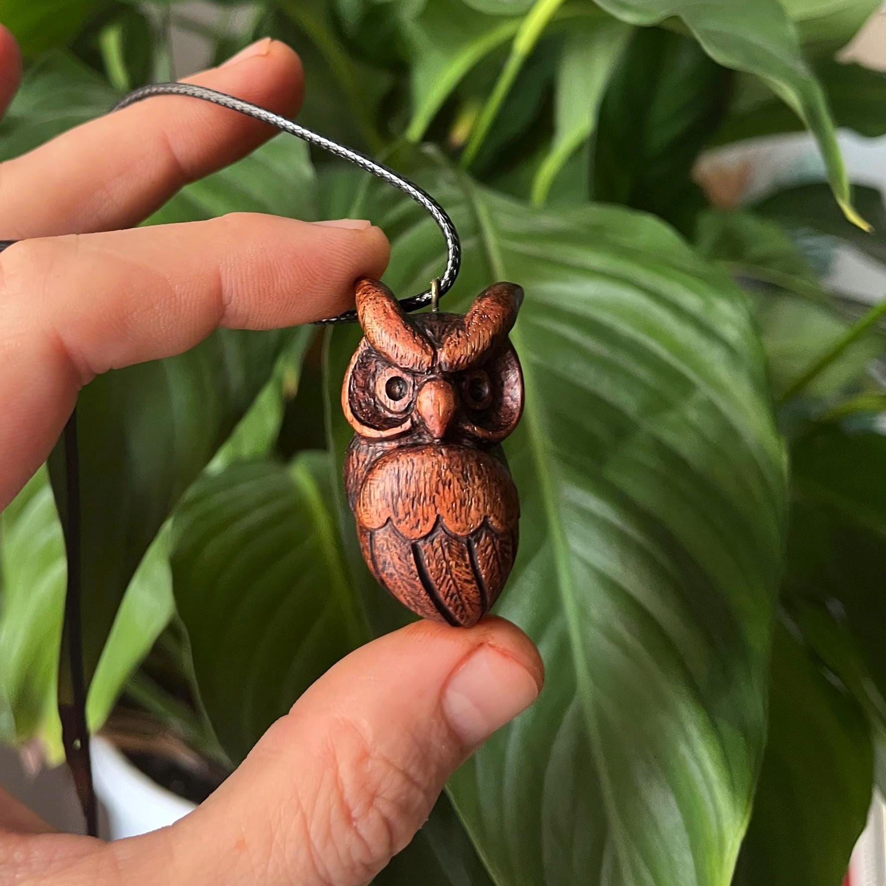 翼を持つ木製のフクロウペンダント – 神秘的なウィッカスタイルの