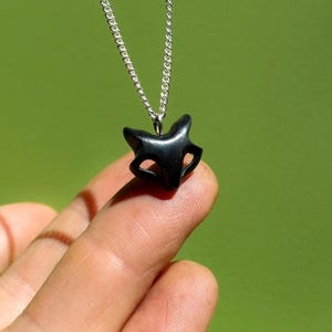 チェーンに付いた木製の猫のペンダント。彼女のためのミニマルな黒猫の頭のネックレス。妻への5周年記念ギフト。恋人へのかわいいギフト