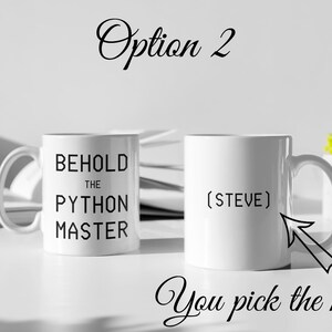 Puede incluir: Dos tazas de caf&eacute; blancas, una con el texto "Behold the Python Master" y la otra con el texto "(STEVE)". El texto "You pick the name" est&aacute; escrito debajo de las tazas.