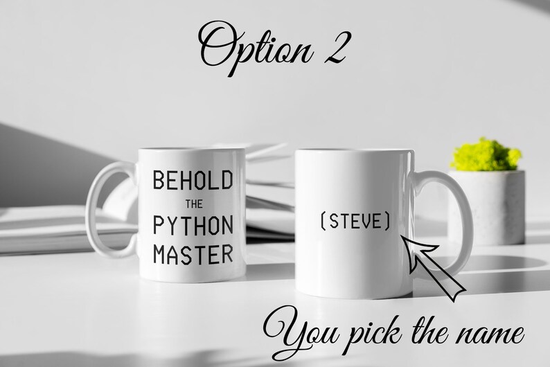 Puede incluir: Dos tazas de caf&eacute; blancas, una con el texto "Behold the Python Master" y la otra con el texto "(STEVE)". El texto "You pick the name" est&aacute; escrito debajo de las tazas.