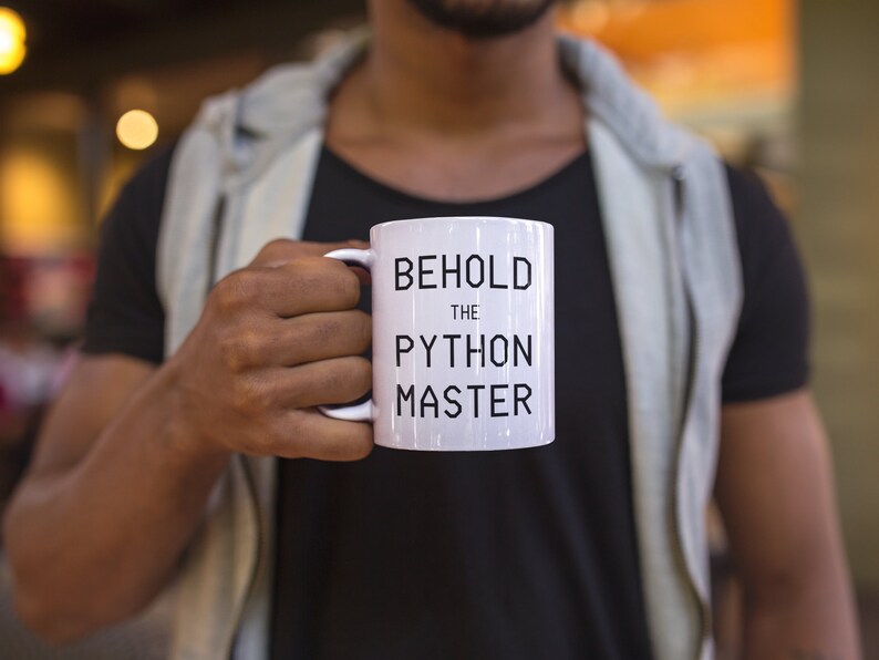 Puede incluir: Taza de cer&aacute;mica blanca con texto negro que dice "Behold the Python Master".