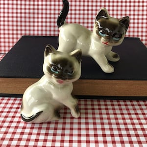 Vintage Cat Collectibles 1960&#39;s Pair of Chinese Siamese Cat / Kitten Figurines