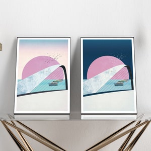Puede incluir: Dos impresiones de arte abstracto enmarcadas con un esquema de color rosa y azul. Las impresiones presentan un círculo rosa con una ola blanca y un puente en el fondo. Una impresión tiene un fondo azul y la otra tiene un fondo azul claro.