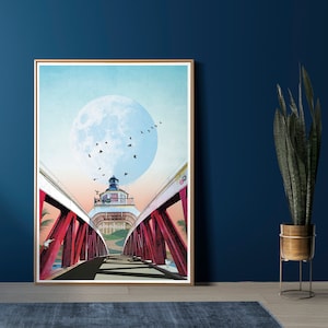 Puede incluir: Una ilustración digital de un puente rojo que conduce a un faro con una luna llena en el cielo. El puente es de metal y tiene una barandilla blanca. El faro es blanco con un techo azul y una puerta roja. La luna está llena y blanca. El cielo es azul y hay pájaros volando en el cielo.