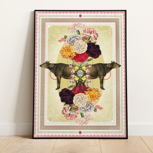 Op de afbeelding: Ingelijste kunstdruk met twee bruine waterbuffels die tegenover elkaar staan, omringd door kleurrijke bloemen. Het kunstwerk heeft een cr&egrave;mekleurige achtergrond met een decoratieve rand en een zwart frame.