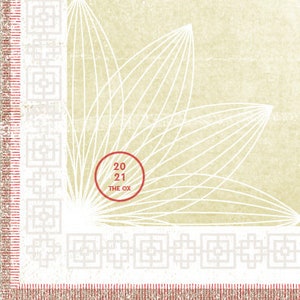 Op de afbeelding: Een beige en wit patroon met een rode rand. Het ontwerp bevat een bloemenpatroon en geometrische vormen. Een rode cirkel bevat de nummers "20 21" en de tekst "THE OX".