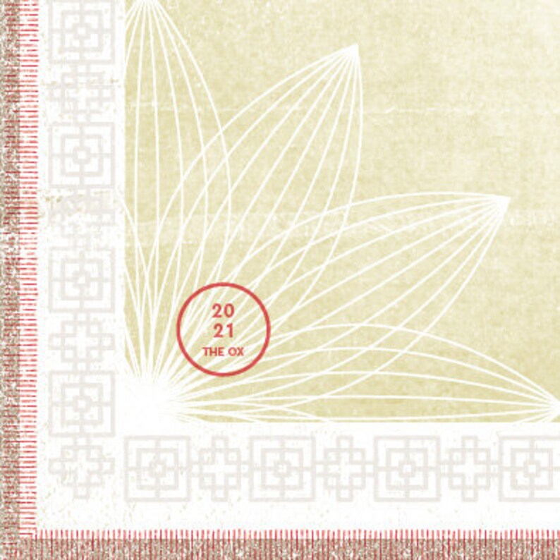 Op de afbeelding: Een beige en wit patroon met een rode rand. Het ontwerp bevat een bloemenpatroon en geometrische vormen. Een rode cirkel bevat de nummers "20 21" en de tekst "THE OX".