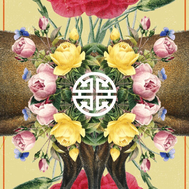 Op de afbeelding: Digitale kunstprint met een symmetrisch bloemstuk met roze en gele rozen, groene bladeren en blauwe vlinders. Een wit cirkelvormig embleem is gecentreerd in het bloemendesign, tegen een lichtgele achtergrond.