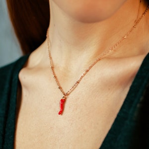 Zarte italienische Hornhalskette, Minimalistische Amulettschutzhalskette, Einfacher italienischer roter Cornicello-Anhänger, Hornhalskette für jeden Tag