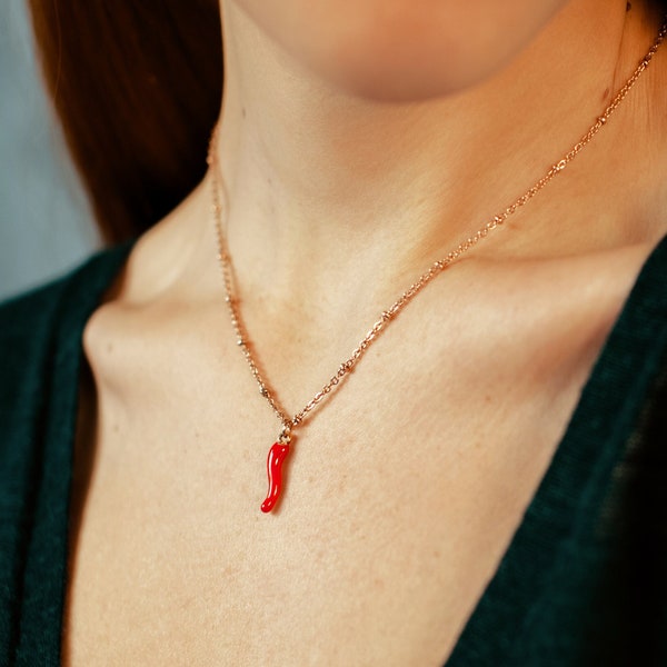 Dainty italian horn necklace, Minimalist amulet protection necklace, Simple Italian red cornicello pendant, Everyday good luck horn necklace