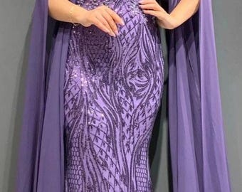 Elegante abito da sera color viola con paillettes e dettagli sulle maniche