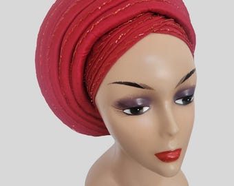 Hermoso turbante abullonado color granate con lentejuelas y cuentas