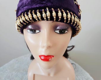 Turbante morado con cuentas y diamantes de imitación multicolor