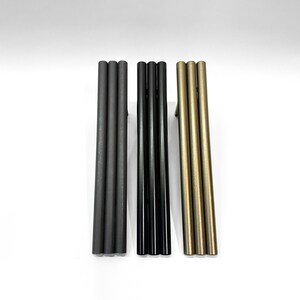 Puede incluir: Tres juegos de herrajes para armarios de triple barra en acabados negro, gris y dorado.