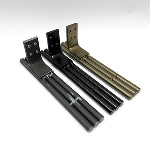 Puede incluir: Tres soportes met&aacute;licos con tres varillas met&aacute;licas unidas a cada uno. Los soportes son de diferentes colores: dorado, negro y gris.