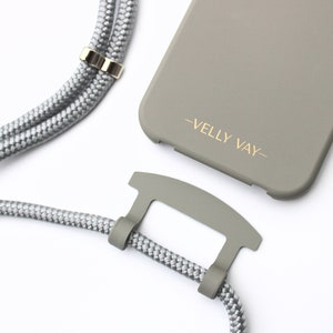 VELLY VAY Cold Stone CASE 2 in 1 mit abnehmbarem Handyband Mouse Grey Handykette in Taupe für iPhone 14 Plus, iPhone 15 Pro, Samsung S24 1 Band