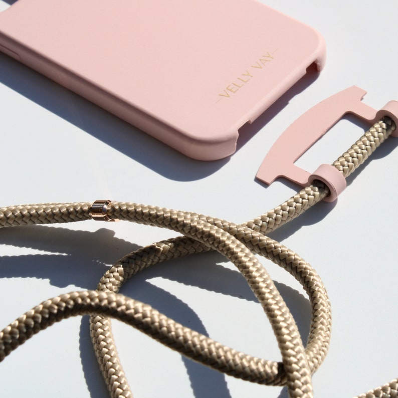 VELLY VAY Powder Pink Case 2 in 1 mit abnehmbarem Handyband Greygold Handykette für iPhone 15 Plus, iPhone 14, iPhone 12 Pro, Samsung S10 image 2