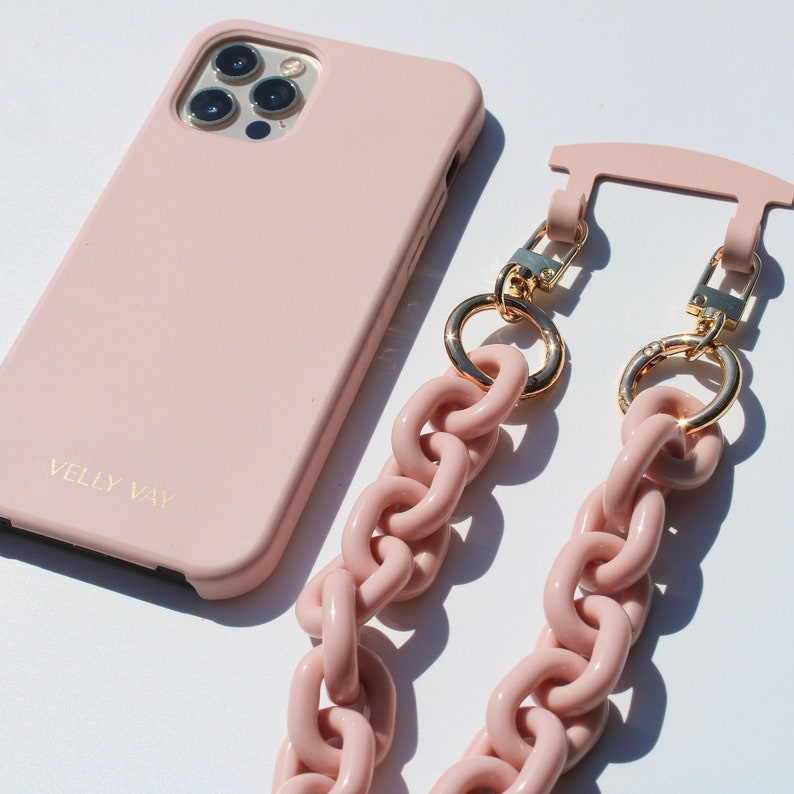 VELLY VAY Powder Pink Case 2 in 1 mit abnehmbarem Handyband Greygold Handykette für iPhone 15 Plus, iPhone 14, iPhone 12 Pro, Samsung S10 1 Kette