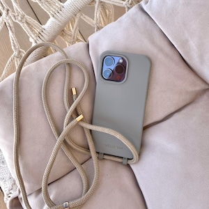 Handykette Taupe Handyhülle Beige für iPhone & Samsung mit abnehmbarer Umhängekordel in goldbraun Handmade Handyband | VELLY VAY Handykette