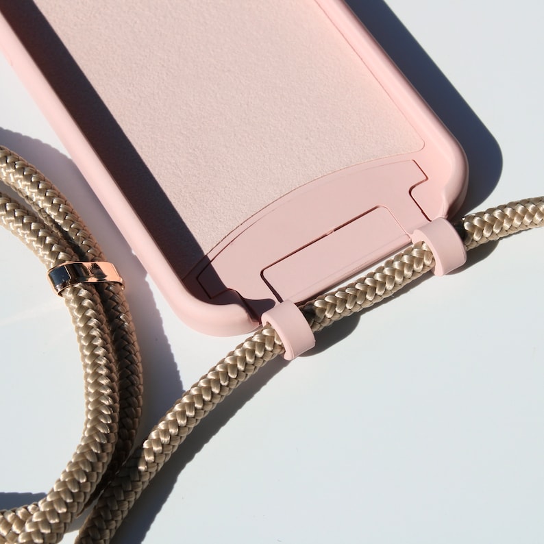 VELLY VAY Powder Pink Case 2 in 1 mit abnehmbarem Handyband Greygold Handykette für iPhone 15 Plus, iPhone 14, iPhone 12 Pro, Samsung S10 image 5