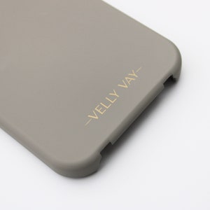 VELLY VAY Cold Stone CASE 2 in 1 mit abnehmbarem Handyband Mouse Grey Handykette in Taupe für iPhone 14 Plus, iPhone 15 Pro, Samsung S24 image 5