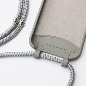 VELLY VAY Cold Stone CASE 2 in 1 mit abnehmbarem Handyband Mouse Grey Handykette in Taupe für iPhone 14 Plus, iPhone 15 Pro, Samsung S24 image 3
