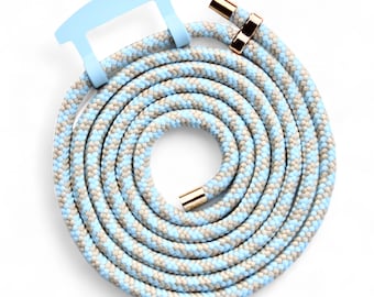 Op de afbeelding: Een gekrulde blauwe en beige touw telefoonriem met een lichtblauwe plastic sluiting en gouden metalen accenten.