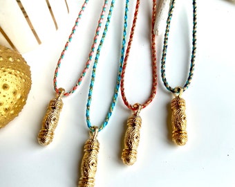 Kalkan, cordone lungo colorato (4 scelte) con pendente amuleto inciso, portafortuna in placcato oro 3 micron