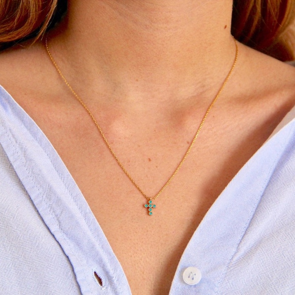 Santa Giulia, collier Plaqué Or 3 microns, chaîne très fine et croix composée de 6 pierres rondes turquoise