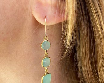 Mangabe, a pair of long earrings in 3-micron gold plating composed of 3 natural stones of different shapes