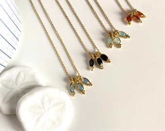 Pondichery, zeer fijne minimalistische ketting in 3 micron vergulding met 3 kleine natuurstenen hangers